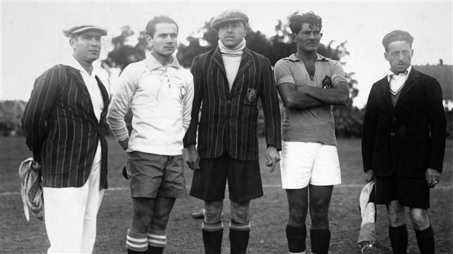L'arbitre Anibal Tejada avec le capitaine brésilien Preguinho et le capitaine yougoslave Milutin Ivkovic, le 14 juillet 1930 à Montevideo